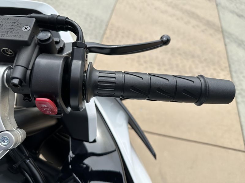 2025 CFMOTO 300SS Image 15