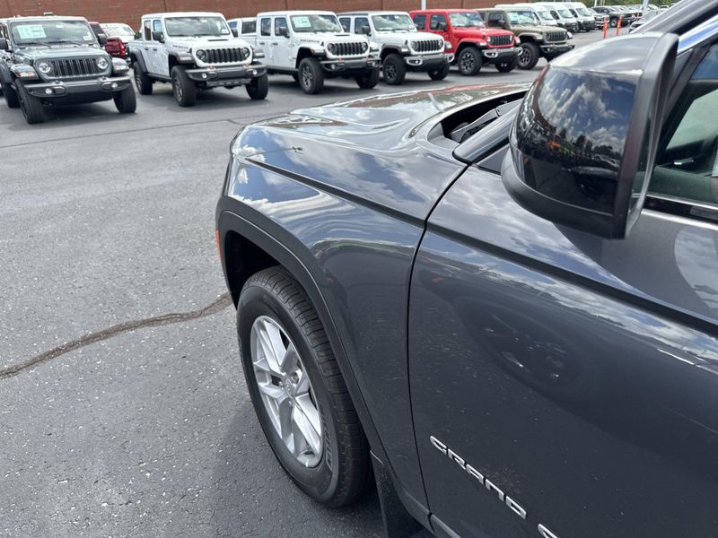 New 2025 Jeep Grand Cherokee Laredo X 4x4Image 12