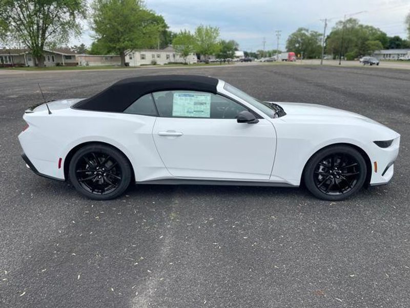2025 Ford Mustang EcoBoost photo 8