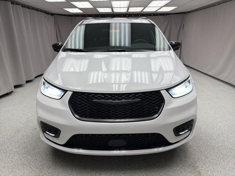 New 2026 Chrysler Pacifica Limited AwdImage 5