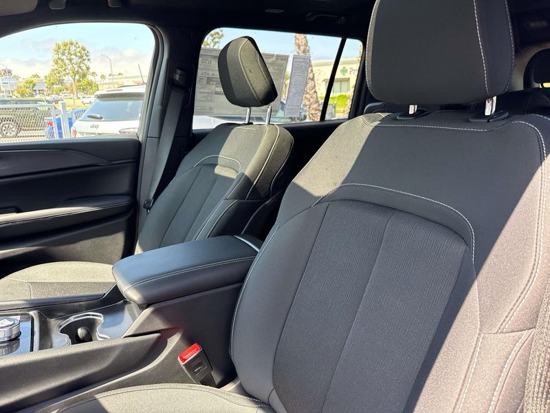 New 2026 Jeep Grand Cherokee L Laredo X 4x2