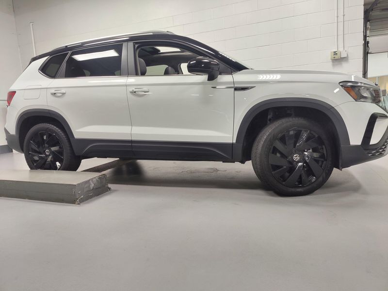 Used 2024 Volkswagen Taos SE AWD w/Sunroof & Black Plus PkgImage 4