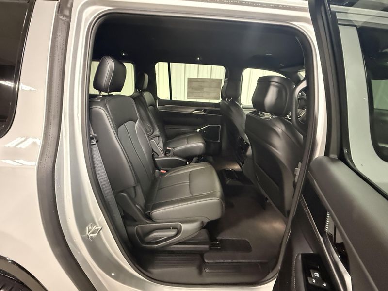 2026 Jeep Grand Wagoneer L 4x4Image 11