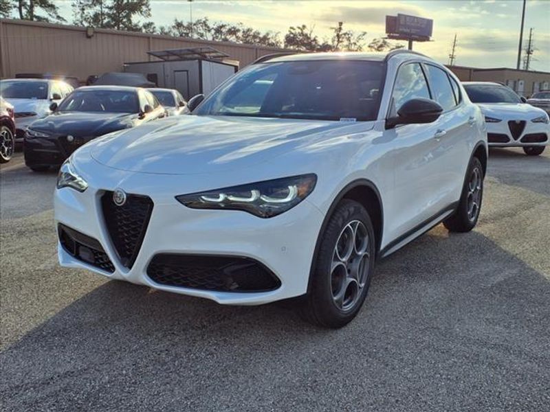 2025 Alfa Romeo Stelvio SprintImage 2