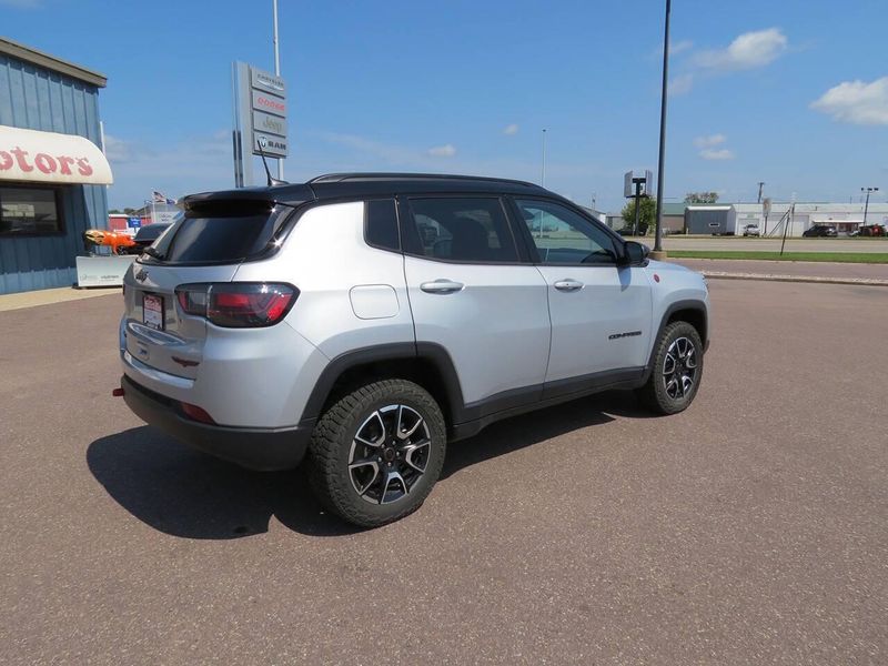 Used 2025 Jeep Compass Trailhawk 4x4 4dr SUVImage 4