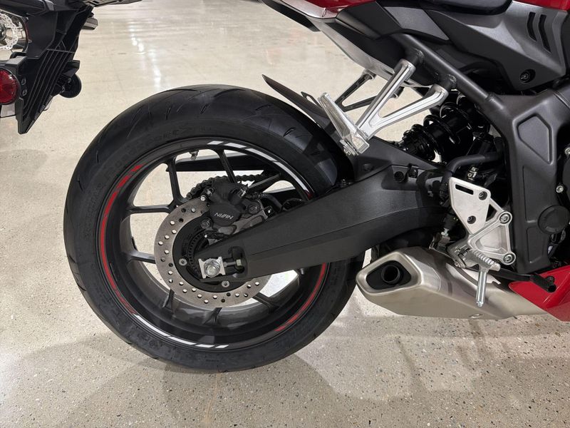 New 2026 Honda CBR650R E-CLUTCH Image 21