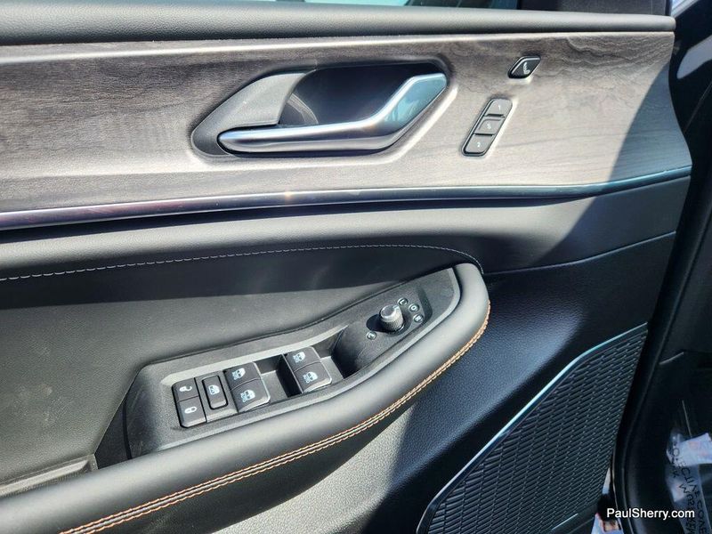 New 2025 Jeep Grand Cherokee Overland 4x4Image 17