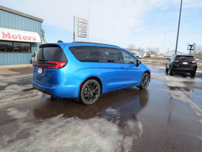 New 2026 Chrysler Pacifica SelectImage 5