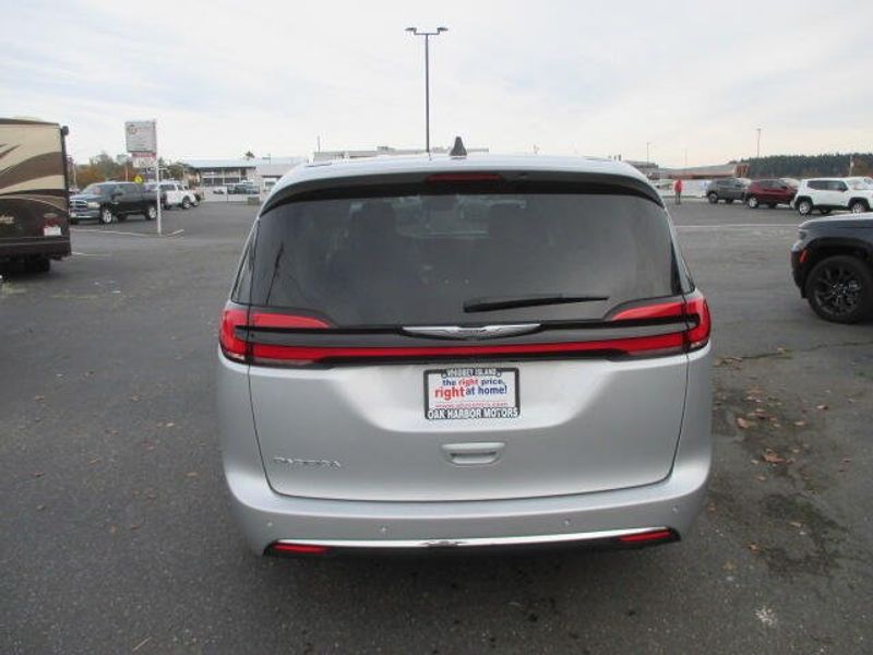 Used 2024 Chrysler Pacifica Touring LImage 8