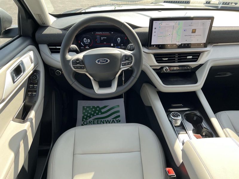 2025 Ford Explorer photo 21
