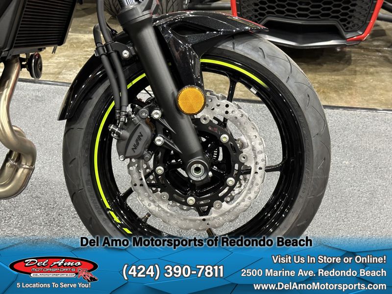 2024 Kawasaki ER650PRFNL-GY2  in a METALLIC MATTE DARK GRAY/METALLIC SPARK BLACK exterior color. Del Amo Motorsports of Redondo Beach (424) 304-1660 delamomotorsports.com 