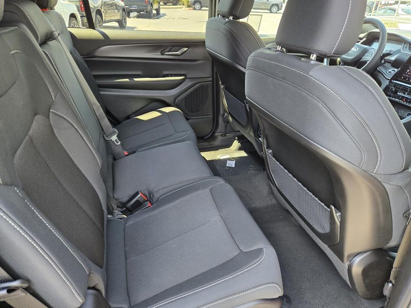 New 2026 Jeep Grand Cherokee L Laredo 4x2