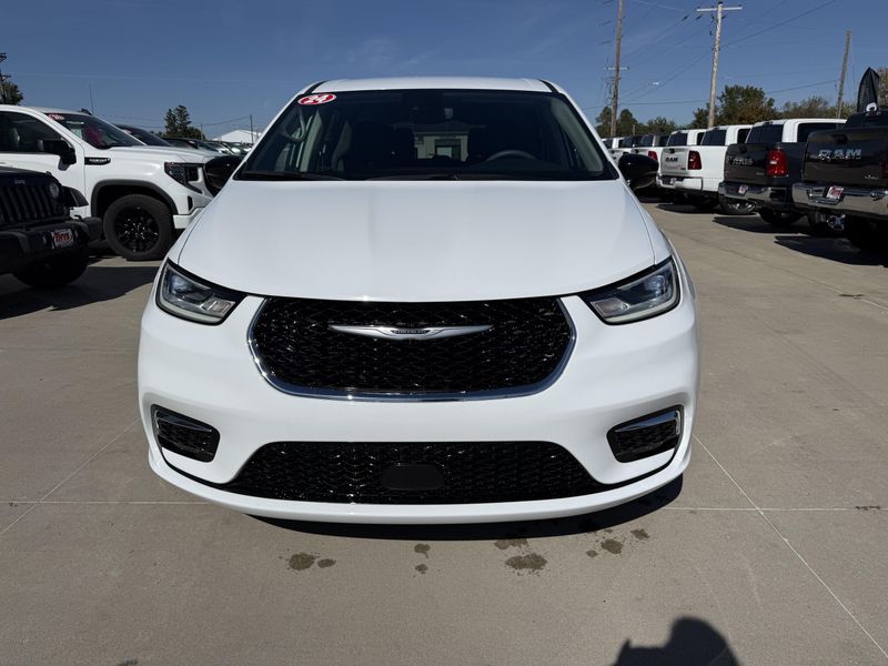 Used 2024 Chrysler Pacifica Touring LImage 32