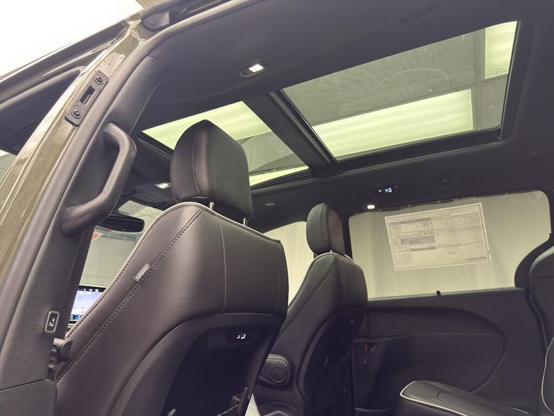 New 2027 Chrysler Pacifica Limited AwdImage 14
