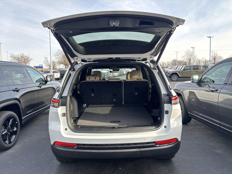 New 2025 Jeep Grand Cherokee Limited 4x4Image 8