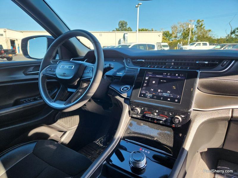 2024 Jeep Grand Cherokee Altitude photo 2