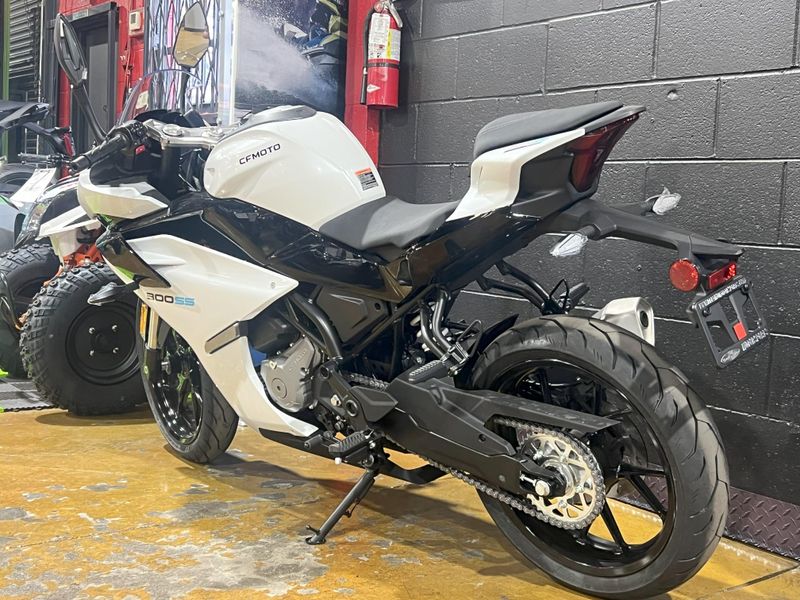 2025 CFMOTO 300SS Image 4