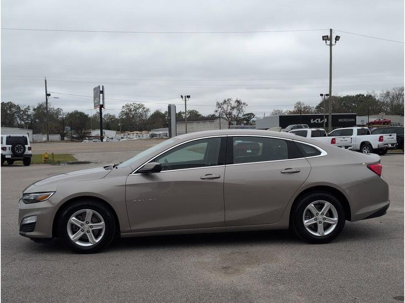 Used 2023 Chevrolet Malibu LTImage 2