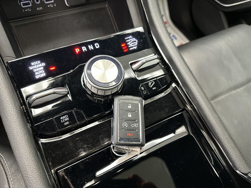 Used 2023 Jeep Grand Cherokee OverlandImage 12