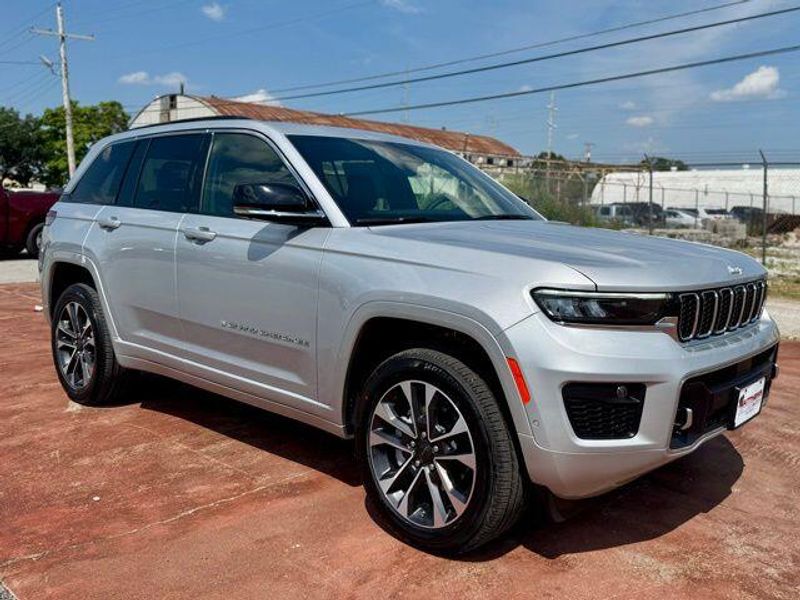 New 2025 Jeep Grand Cherokee Overland 4x4Image 3