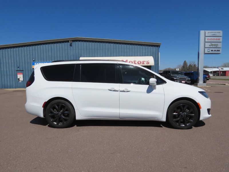 Used 2020 Chrysler Pacifica Touring 4dr Mini VanImage 1