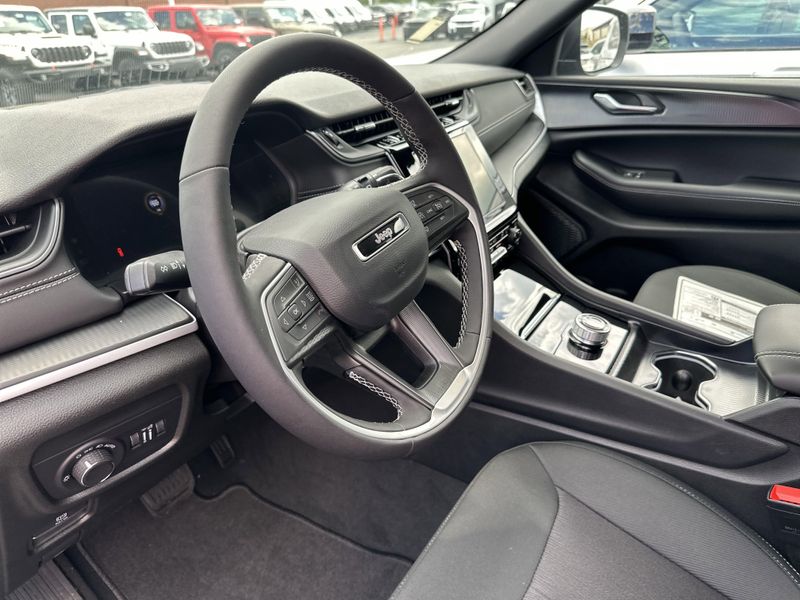 New 2025 Jeep Grand Cherokee Laredo X 4x4Image 22