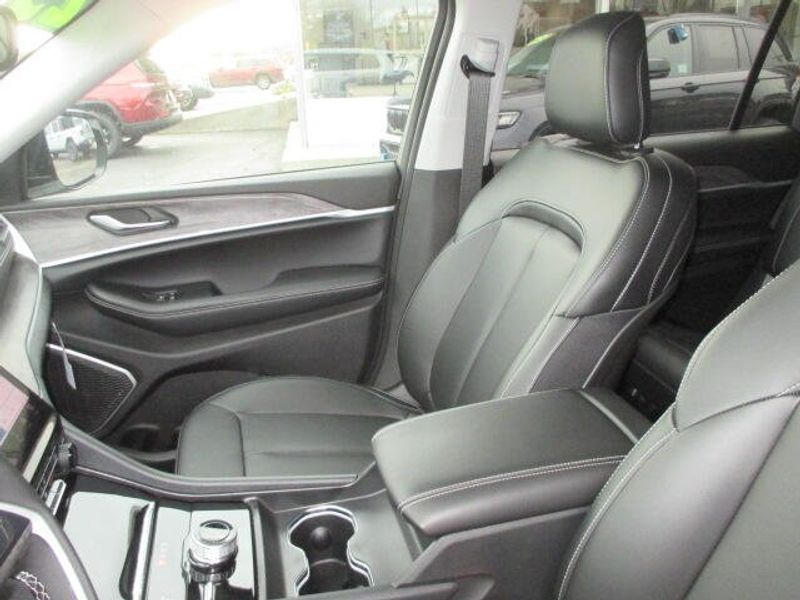 2023 Jeep Grand Cherokee L Limited 4x4Image 21