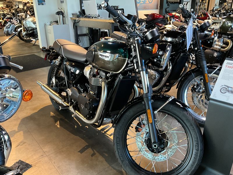 2024 Triumph BONNEVILLE T100 in a COMPETITION GREEN / IRONSTONE exterior color. BMW Motorcycles of Modesto 209-524-2955 bmwmotorcyclesofmodesto.com 