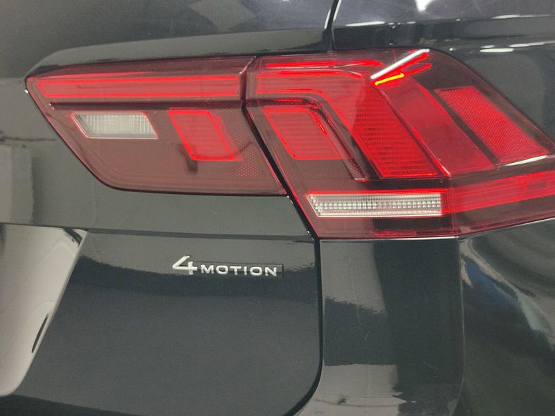 Used 2022 Volkswagen Tiguan SE AWD w/SunroofImage 5