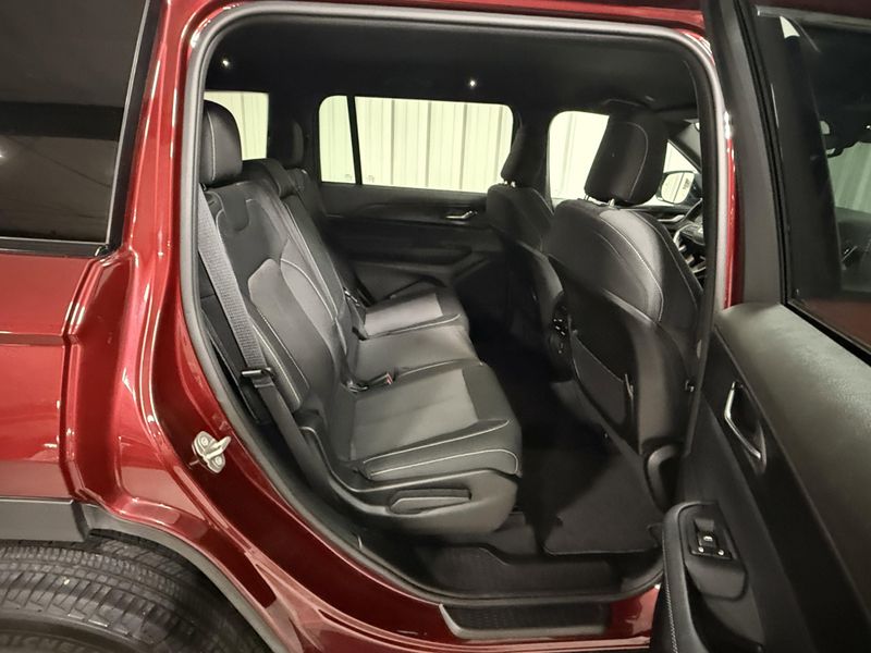 Used 2024 Jeep Grand Cherokee L LaredoImage 11