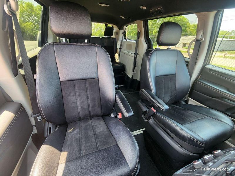 2019 Dodge Grand Caravan SXTImage 2
