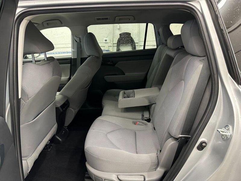 2022 Toyota Highlander LEImage 24