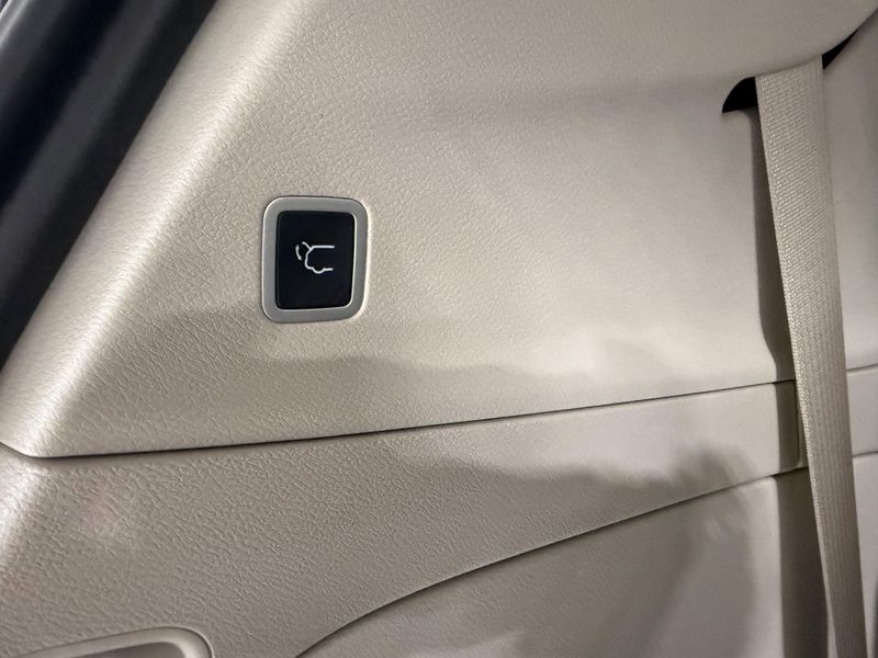 Used 2023 Chrysler Pacifica Touring LImage 7