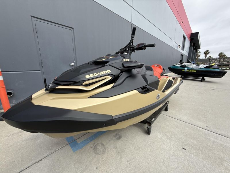 2025 Sea-Doo RXT-X 325 (SOUND SYSTEM) Image 13