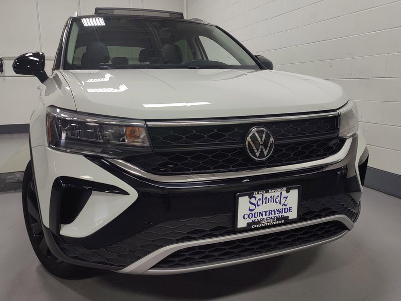Used 2024 Volkswagen Taos SE AWD w/Sunroof & Black Plus PkgImage 3