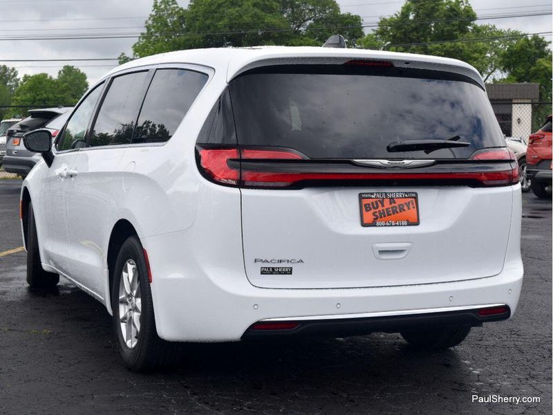 New 2025 Chrysler Pacifica SelectImage 12