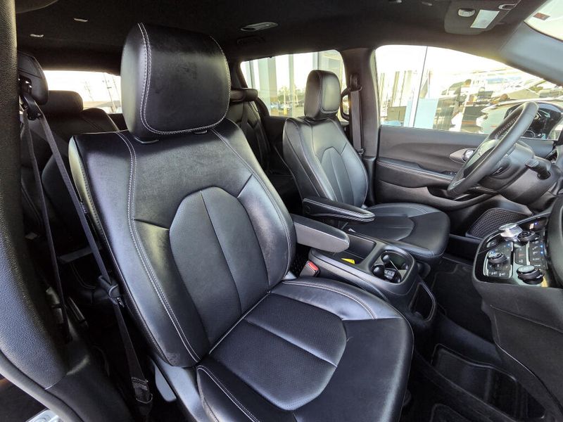 Used 2025 Chrysler Pacifica Select