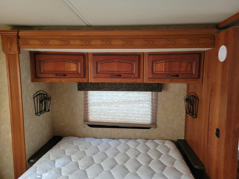 Used 2011 COACHMAN BY FOREST R ENCOUNTER 37-TZ Image 23