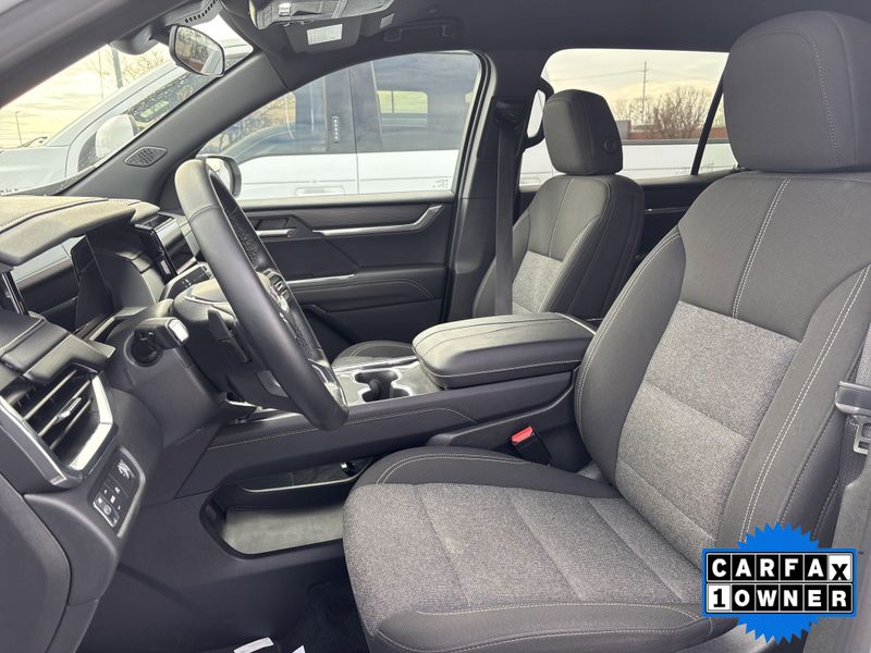 Used 2025 GMC Acadia FWD ElevationImage 24