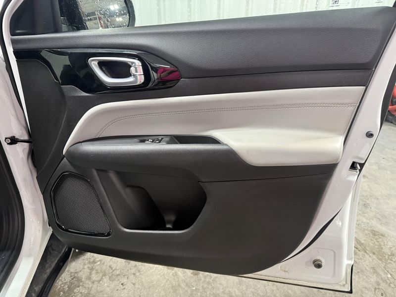 Used 2025 Jeep Compass LimitedImage 9