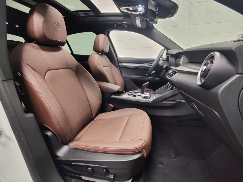 2024 Alfa Romeo Stelvio Ti AWD w/Sunroof/NavImage 4