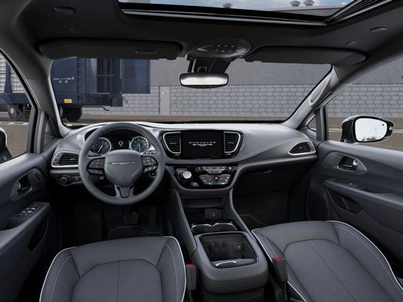 New 2027 Chrysler Pacifica LimitedImage 14