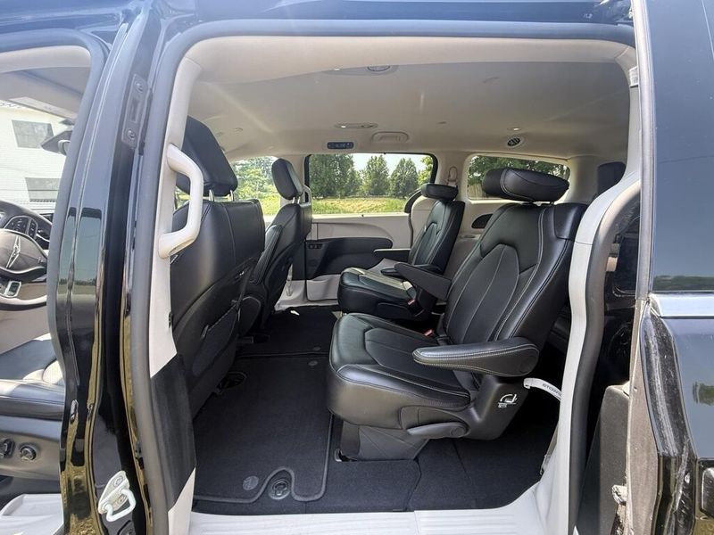 2024 Chrysler Pacifica Touring L photo 10