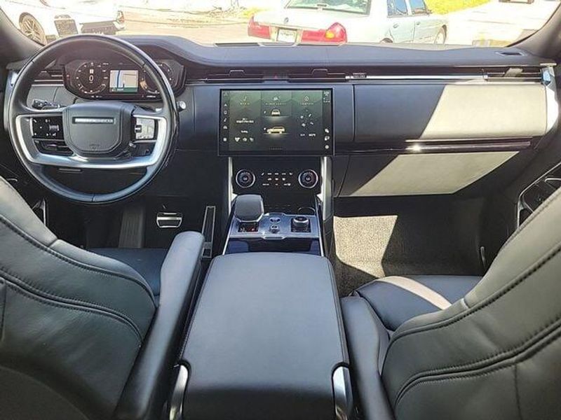 2023 Land Rover Range Rover SE photo 13