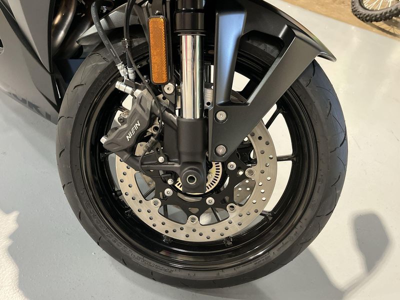 2025 Suzuki GSX-8R Image 10