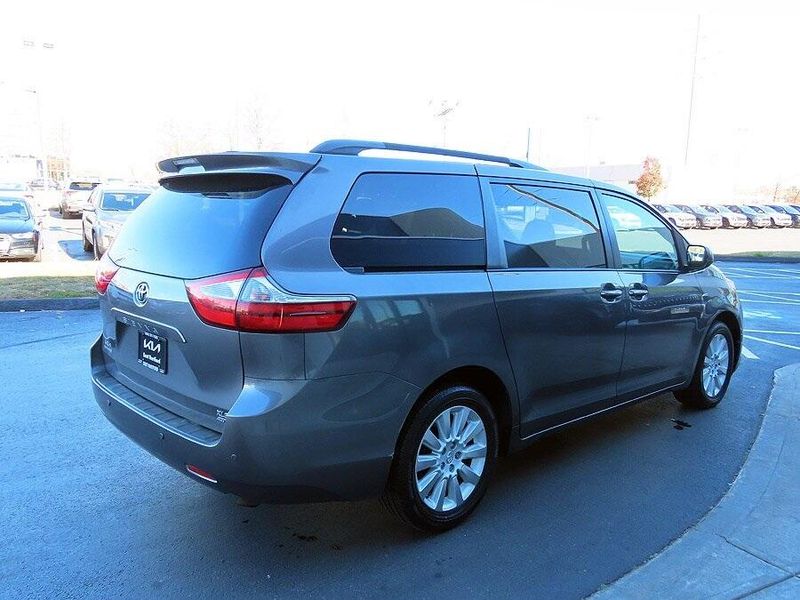 2016 Toyota Sienna LEImage 5