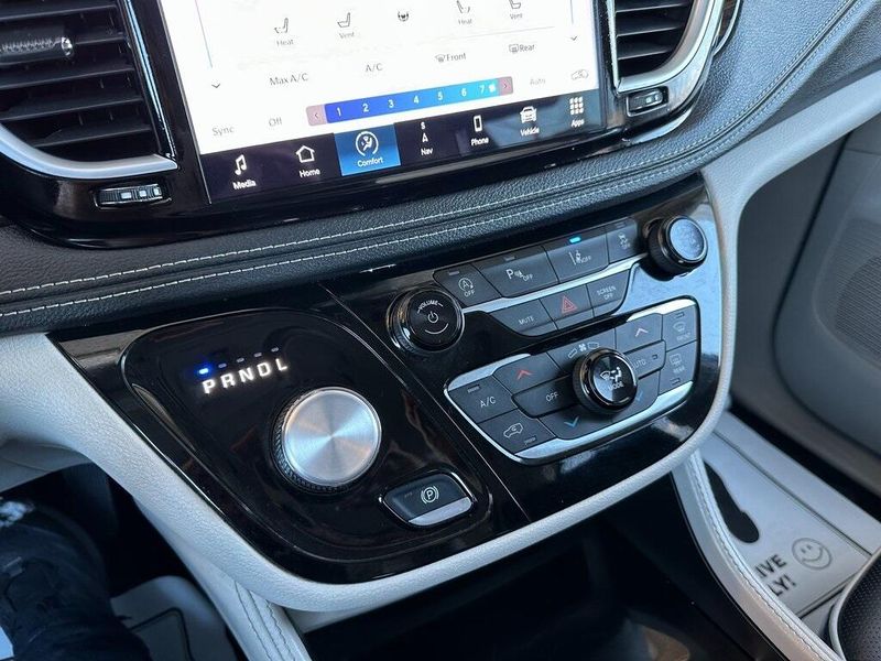2023 Chrysler Pacifica LimitedImage 8