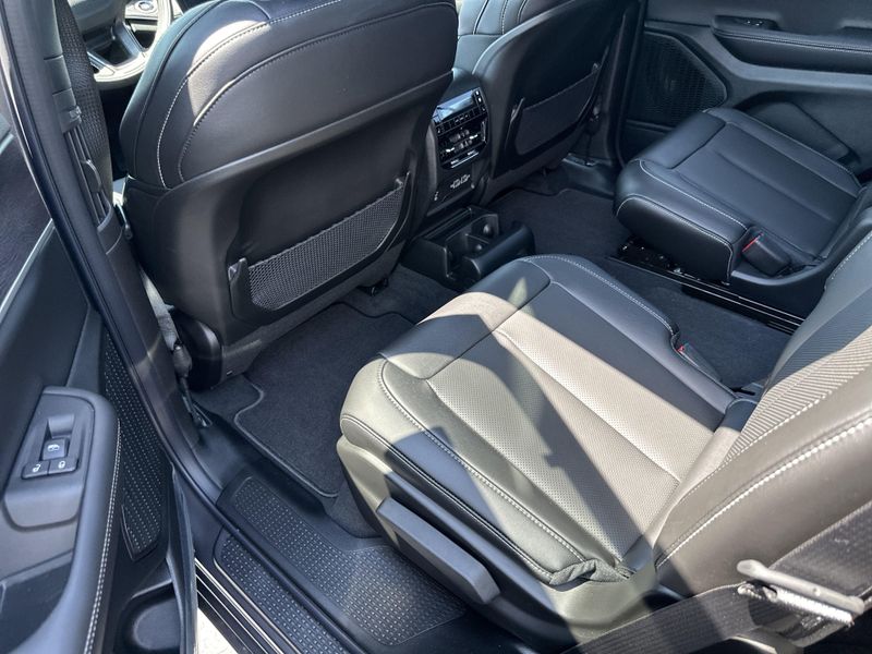 New 2025 Jeep Grand Cherokee L Limited 4x4Image 16