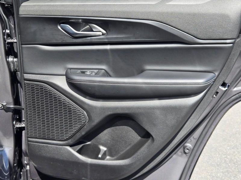 Used 2025 Jeep Grand Cherokee Altitude X 4x2