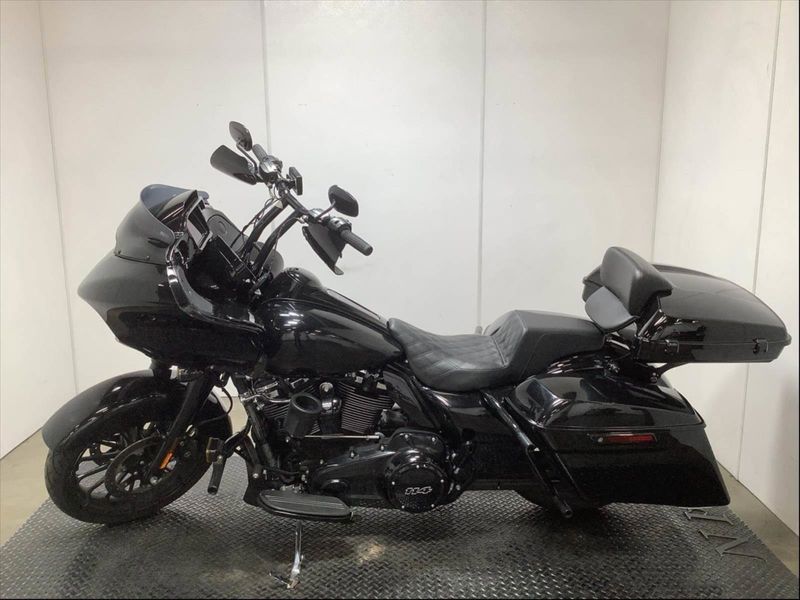 2019 Harley-Davidson Road Glide in a Black exterior color. BMW Motorcycles of Temecula – Southern California (951) 506-6903 bmwmotorcyclesoftemecula.com 